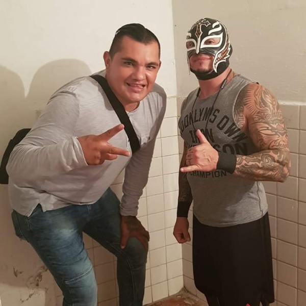 File:Martín landeros y rey mysterio WWE.jpg
