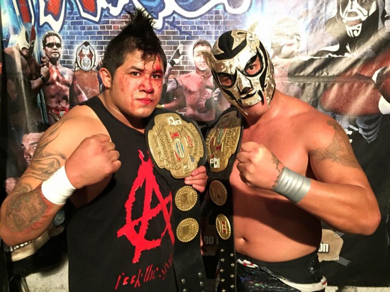 File:Eterno Canis Lupus IWRG tag team champions.jpg